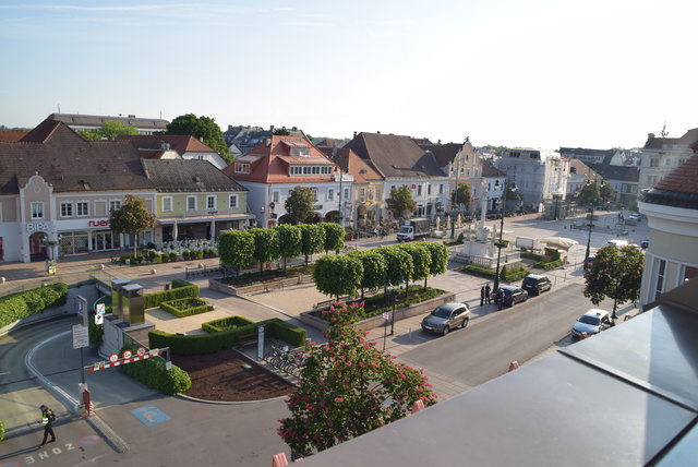 Der Hauptplatz wird 'umgestaltet': 17 Bänke, drei Pflanztröge, zwei Radständer und vier Spielgeräte aufgestellt. | Foto: Foto: Zeiler