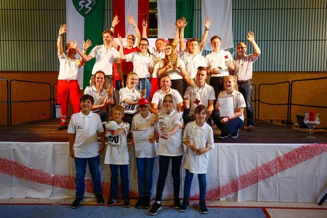 Die Sieger freudestrahlend beim gemeinsamen Gruppenfoto in der Weizer Stadthalle. | Foto: Rotes Kreuz/Michael Schmuck (2)