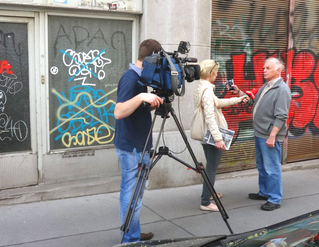 Auch der ORF interessiert sich für die Ausstellung des Fotografen Josef Samuel (rechts). | Foto: Kerstin Samuel