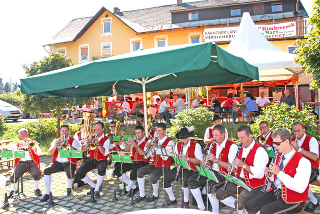 Die Trachtenkapelle Alpenland Matscheidl umrahmt den Festzug zu den Gasthäusern | Foto: Markus Brandstätter