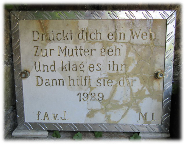 Gedenktafel bei der Wasserstelle in der Lourdesgrotte von Josef renoviert