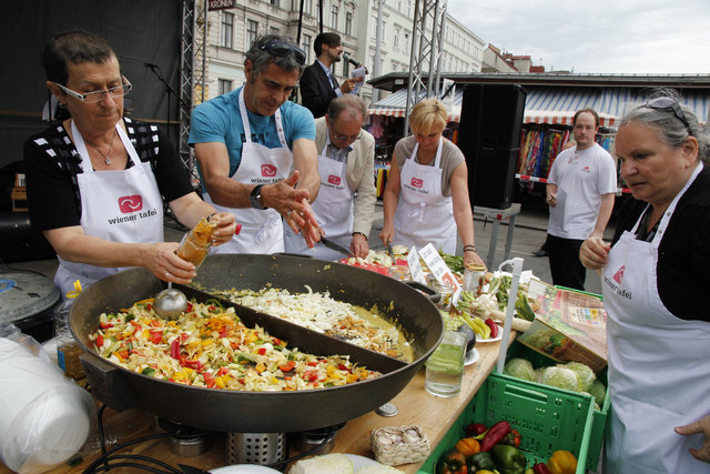 Die Lange Tafel findet heuer am 3.6. ab 11.30 Uhr erstmals im Rahmen des Vienna Food Festivals statt. | Foto: Lange Tafel