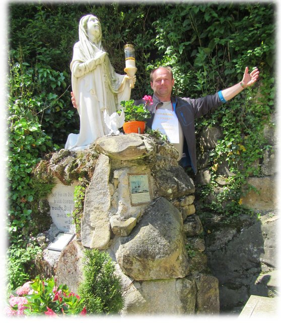 Bernadett in der Lourdesgrotte