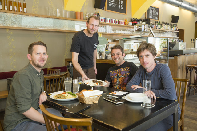 „Heimspiel“: Max Tertinegg, Stefan Kliment und WOCHE-Redakteur Max Daublebsky (von rechst) beim Mittagessen in der „Scherbe“, wo Bitcoins von Paul Hermann als Zahlungsmittel akzeptiert werden.