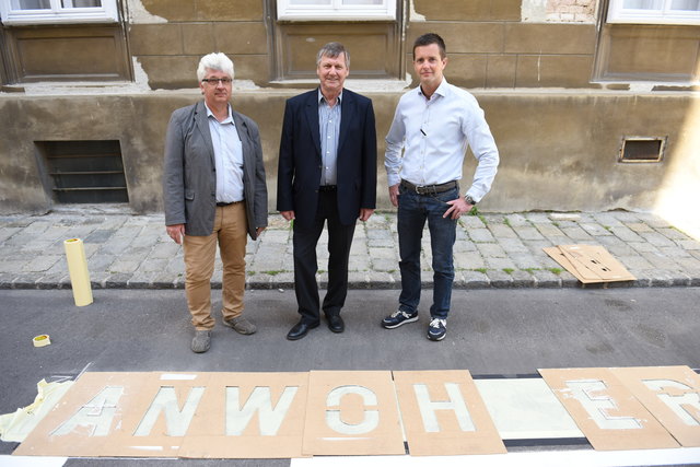 Im Beisein von Bezirksvorsteher Erich Hohenberger (mitte) wurden die Parkplätze markiert.