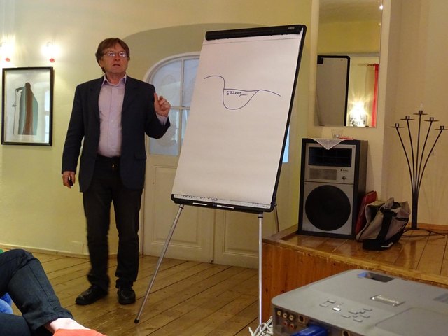 Rechtsanwalt Markus Distelberger zu Beginn seines Vortrags über den Vermögenspool.