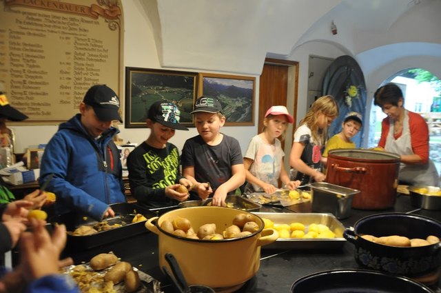 Die Schüler lernten am Tag der Biodiversität die Arbeit am Bauernhof zu schätzen.