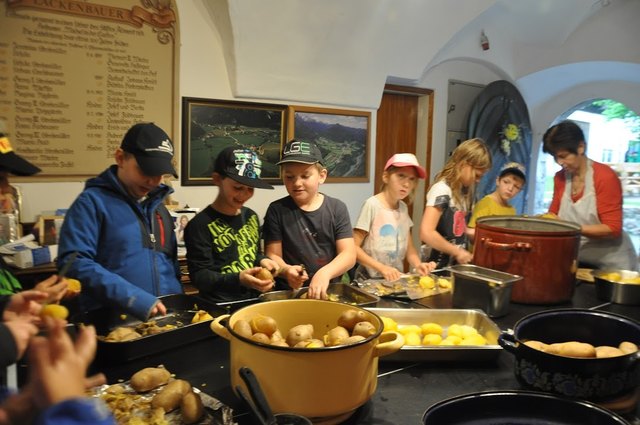 Die Schüler lernten am Tag der Biodiversität die Arbeit am Bauernhof zu schätzen. | Foto: KK