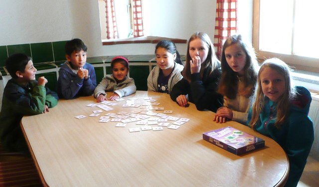 Die Kinder lernen spielerisch Deutsch.