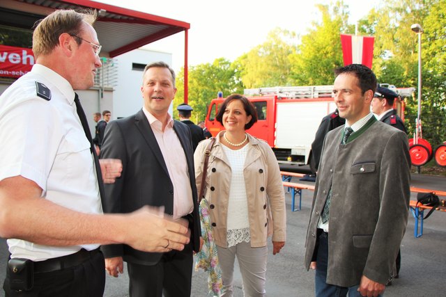 Unser Bild zeigt von links den Kommandanten des Löschzuges 7, Stefan Melchers, den Bürgermeister der Stadt Lünen mit seiner Frau und den Kaltenberger Bürgermeister Alois Reithmayr.