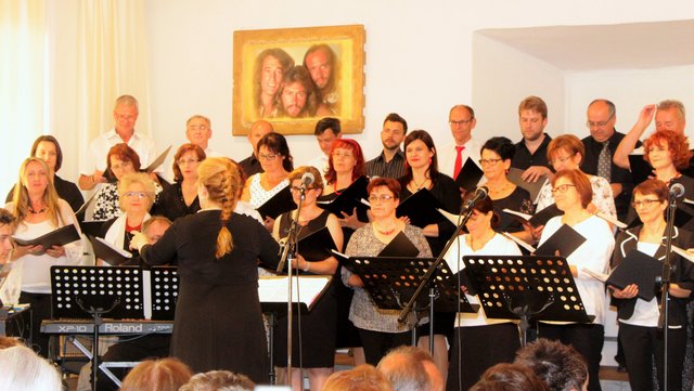 Das Jubiläumskonzert des Gesangsverein Burgau ließ die 60er und 70er musikalisch auferleben.