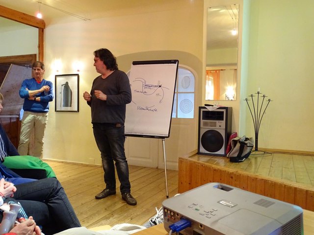 Gerhard Kunz referierte Möglichkeiten zur Erhaltung des Seminarbetriebs; im Hintergrund Max Schuster, Lebendiges Langschlag.