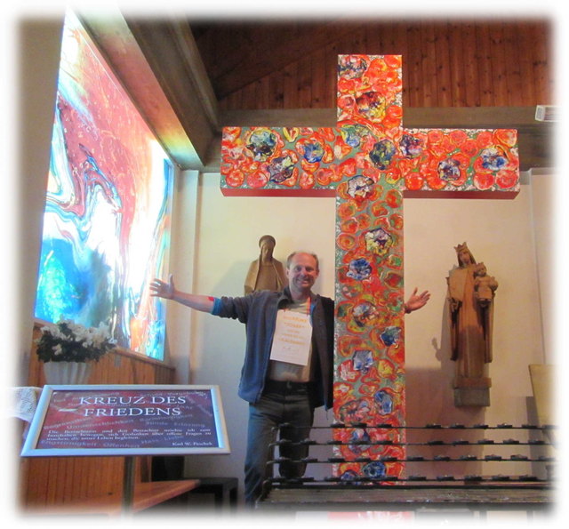 Friedenskreuz in der Lourdesgrotte Kapelle