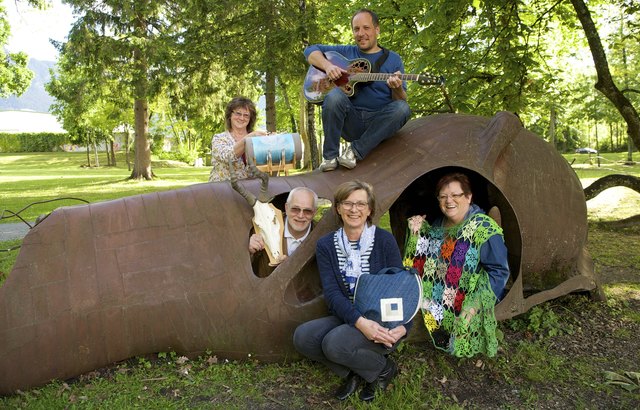 Laden zur "Langen Nacht von Kunst & Handwerk": Alfred Hajek, Elke Leditzky, Belinda Hajek (vorne), Edeltraud Gentilini und Musiker Christian Poganitsch | Foto: Arbeiter