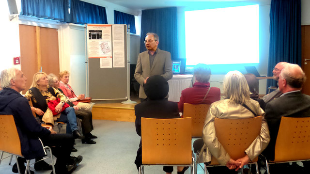 Bezirksvorsteher Leo Plasch bei der Eröffnung der Fotoausstellung im Amtshaus. | Foto: Kerstin Samuel