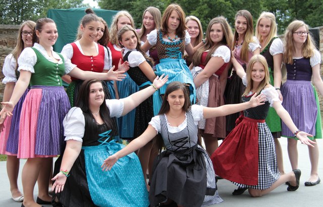 Die Dirndlpräsentation zählt zu den Fixpunkten beim Jogllandschulfest in Vorau