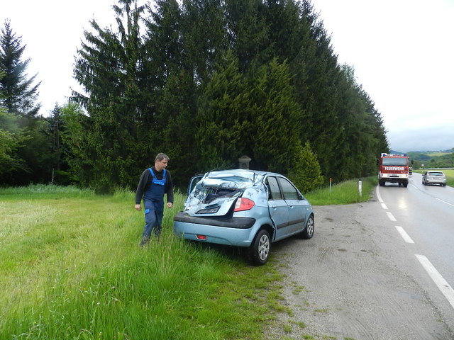 Das Fahrzeug wurde beschädigt. Die Lenkerin konnte sich selbst aus dem Auto befreien. | Foto: Punz