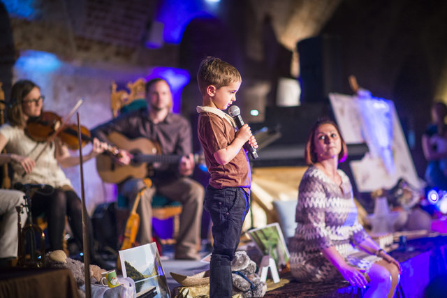 Kinder machen mit, wenn Mäuschen Max verreist. | Foto: Daniela Matejschek
