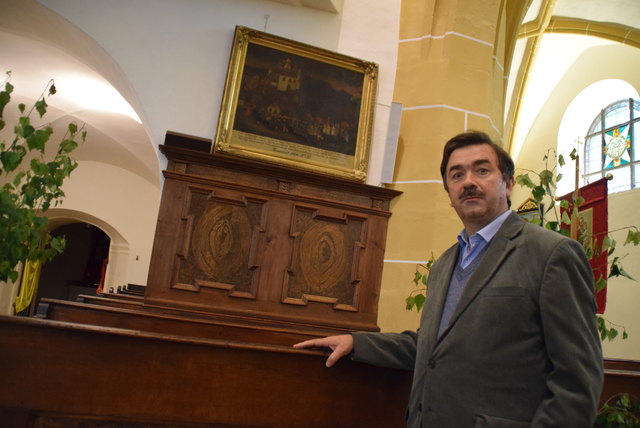 Pfarrer Wilhelm Schuh vor dem Bild aus Langenrohr. | Foto: Zeiler