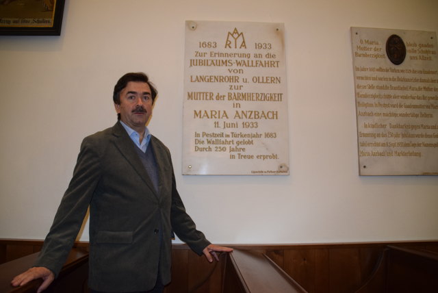 Parrer Wilhelm Schuh vor den Marmortafeln, die von der Wallfahrt zeugen. | Foto: Zeiler