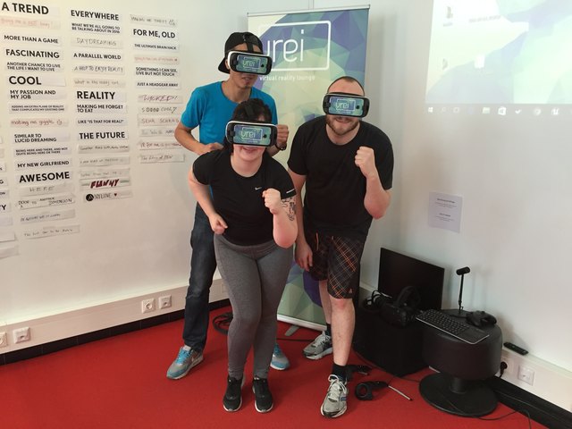 Laufen mit Virtual-Reality-Brillen auf Phantasiestrecken: Timon Liebau (hinten), Christina Petrovic und Florian Sam.