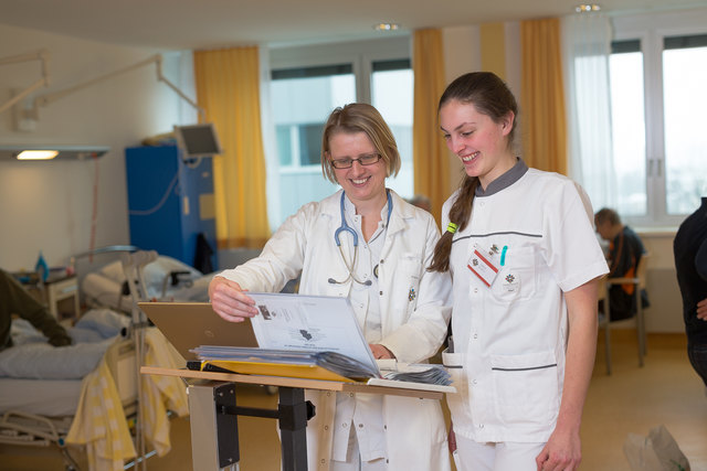 Den Aufnahmetest für das Medizinstudium am Krankenhaus Ried simulieren ...