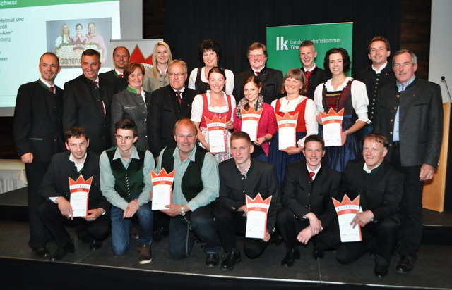 Alle mit einer Genusskrone Ausgezeichneten aus dem Bezirk Schwaz mit NR Hermann Gahr, LAg Kathrin Kaltenhauser, LAg Martin Wex, Landesbäuerin Resi Schiffmann, LK Präs Hechenberger, LK Schwaz Obmann Hannes Partl, LAg Hermann Kuenz und Kammerobmann Tirol Ferdinand Grüner