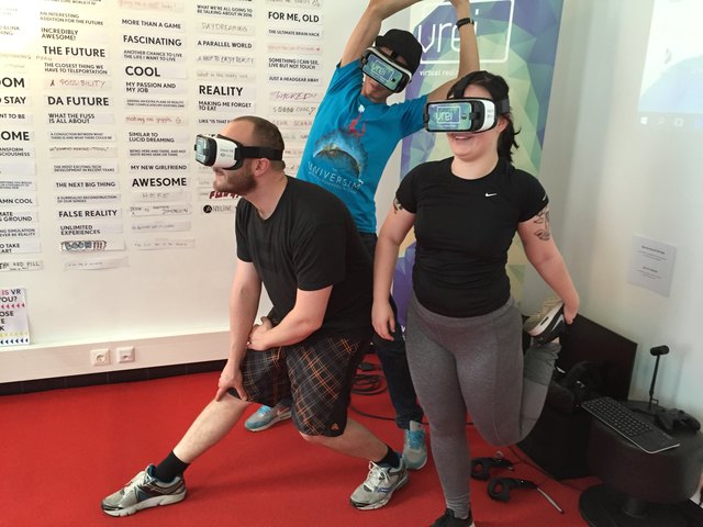 Florian Sam, Timon Liebau und Christina Petrovic wärmen sich in der virtuellen Welt auf.