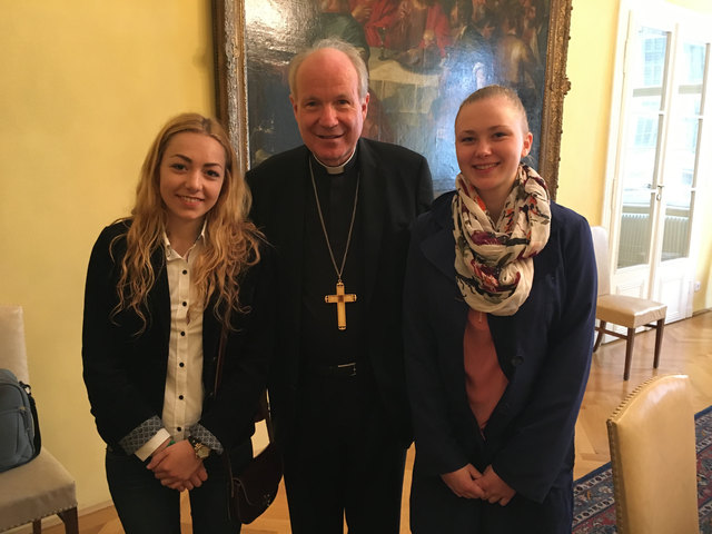 Gespräch mit dem Kardinal: Lena Falkner und Christina Pritz mit Christoph Schönborn. | Foto: privat