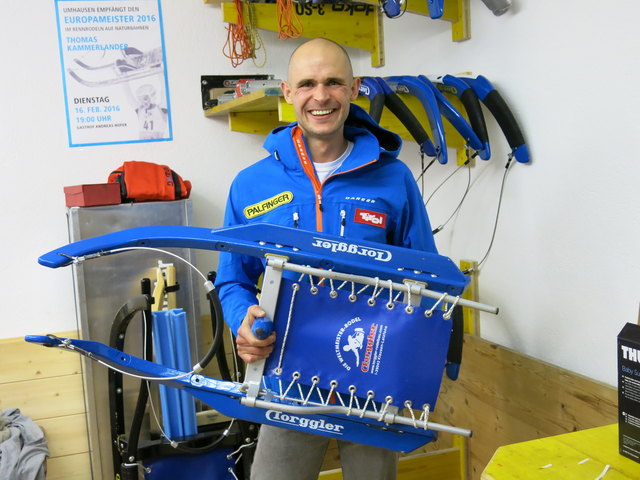 Gerald Kammerlander mit einer der neu konstruierten Kinderrodeln. | Foto: Peter Leitner
