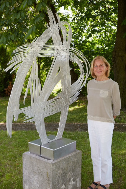 Barbara Szüts mit ihrer Skulptur "Chaos, 2015", Aluminium, © Bildrecht, Wien, 2016; Foto Johannes Bockstefl