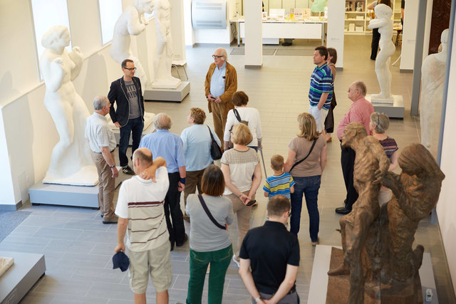 Besucher bei der Museumsführung, Foto Johannes Bockstefl