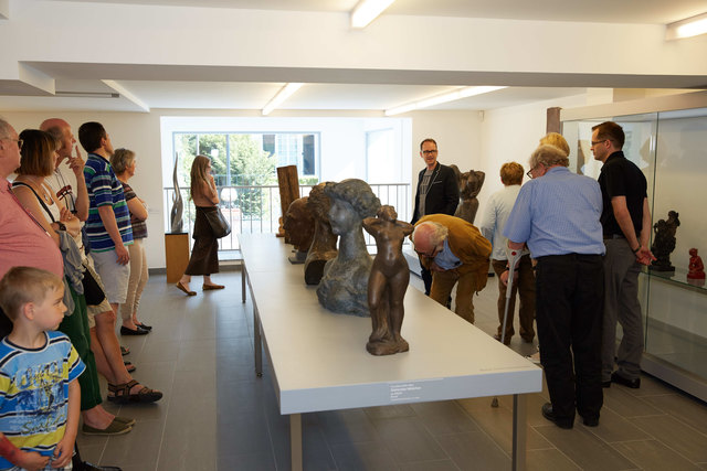 Besucher bei der Museumsführung, Foto Johannes Bockstefl