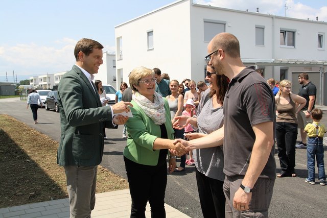 Bernd Kohlbacher und Bgm. Ursula Rauch heißen die neuen Bewohner von Kalsdorf willkommen.