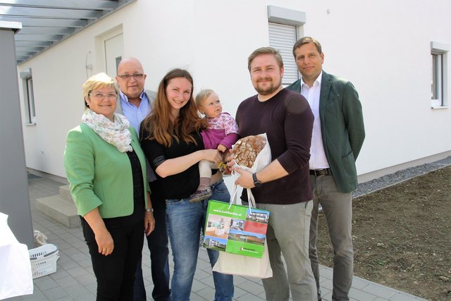 Bgm. Ursula Rauch, GR Peter Tabor und Bernd Kohlbacher mit neuen Bewohnern von Kalsdorf