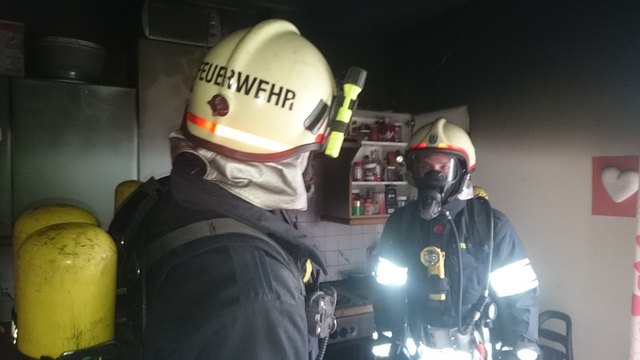 20 Feuerwehrkameraden mussten mit drei Fahrzeugen zu dem Küchenbrand in einer Wohnung in Wieselburg ausrücken. | Foto: FF Wieselburg