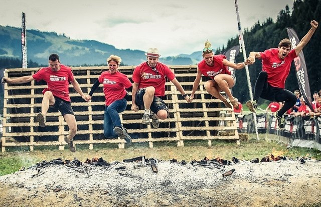 Volunteers beim Feuersprung – wer will in Oberndorf mit dabei sein? | Foto: Spartan Race