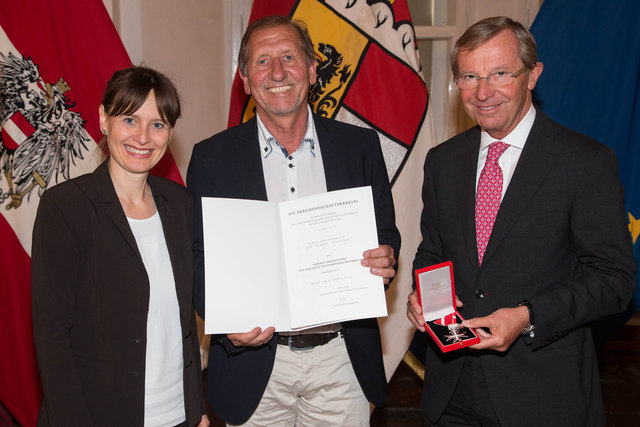 Das silberne Ehrenzeichen für Verdienste um die Republik Österreich wird verliehen an: Professor in Ruhe Helmut RENNER durch LR Martina Berthold und LH Wilfried Haslauer. | Foto: LMZ/Neumayr/MMV