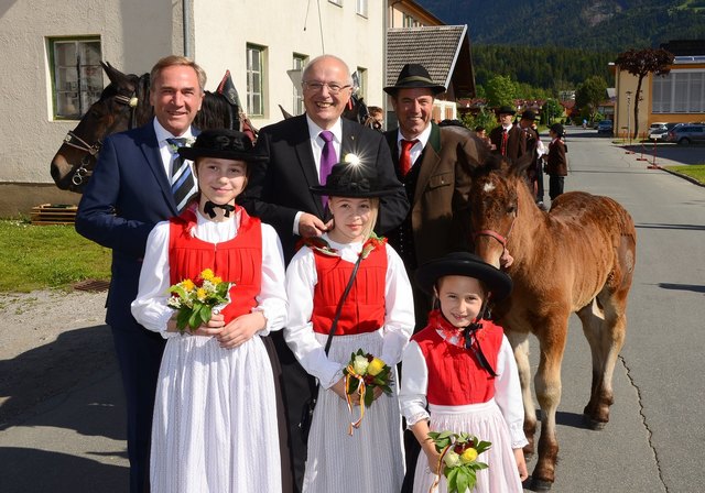 Freundlicher Empfang mit Pferdekutsche: Bischof Michael Bünker und Superintendent Manfred Sauer mit Kutscher Christof Wassertheurer und Trachtenkindern