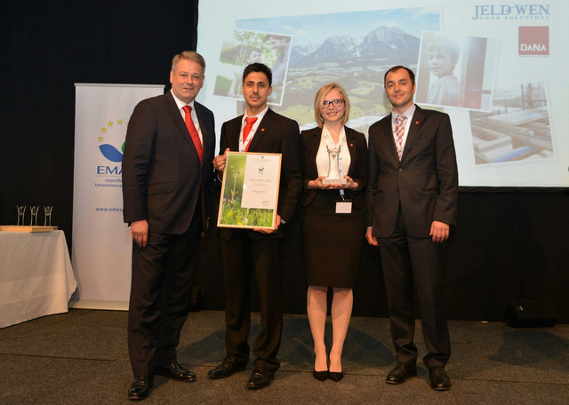 Bundesminister für Land-, Forst-, Umwelt und Wasserwirtschaft Dipl.-Ing. Andrä Rupprechter, Umweltbeauftragter JELD-WEN Ing. Michael Pollhammer, Marketing JELD-WEN Silvia Toblier, Geschäftsführung Produktion JELD-WEN Ing. Johann Brucker (von links) | Foto: BMLFUW/Deckert