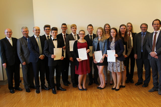 von links nach rechts: Direktor HR Mag. Franz Andexlinger, Kommerzialrat Herbert Mairhofer, Landesschulinspektor Mag. Dr. Christian Kitzberger, Mathias Stögmüller, Florian Rachinger, Gregor Mitter, Lorenz Peter, Doris Wögerbauer, Daniel Bindeus, Alexandra Pühringer, Prof. Mag. Elena Ruml, Doris Wiesinger, Helene Hoheneder, Felix Keinberger, Prof. Mag. Rainer Möstl und Prof. Mag. Anton Steyrl