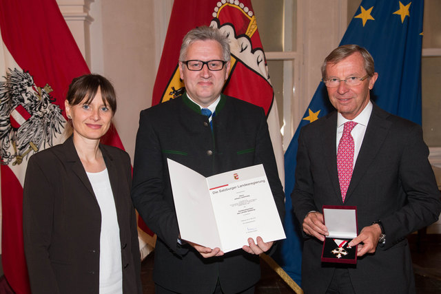 Das Verdienstzeichen des Landes wird verliehen an: Johann JASTRINSKY durch Landesrätin Martina Berthold und Landeshauptmann Wilfried Haslauer. | Foto: LMZ/Neumayr/MMV