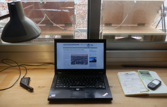 Der neue Schreibtisch am Fenster.