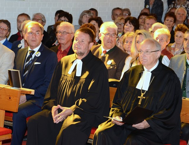 Ehrengäste in der Friedenskirche Kötschach-Mauthen: Bischof Michael Bünker und Superintendent Manfred Sauer mit Pfarrer Hartwig Boek