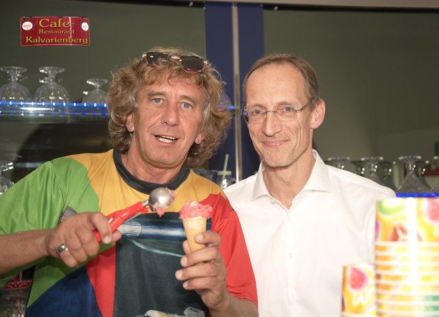 Magieweltmeister Tony Rei mit Michael Schüller Inhaber Restaurant Kalvarienberg Wien