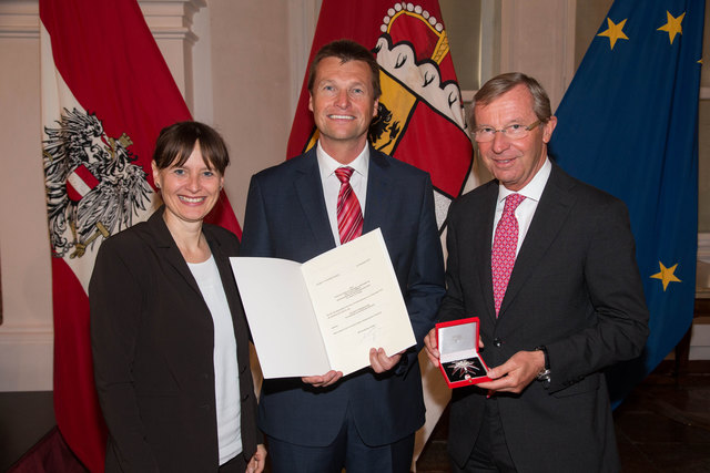 Das große Ehrenzeichen für Verdienste um die Republik Österreich wird verliehen an: Bezirkshauptmann Hofrat Harald WIMMER durch Landesrätin Martina Berthold und Landeshauptmann Wilfried Haslauer. | Foto: LMZ/Neumayr/MMV