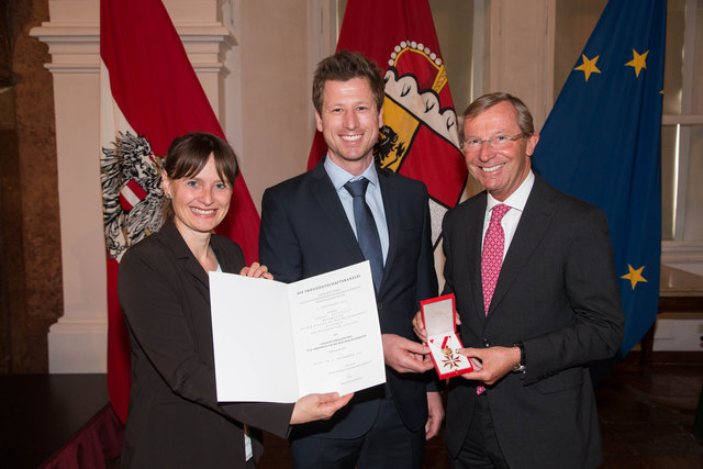 Das goldene Ehrenzeichen für Verdienste um die Republik Österreich wird verliehen an: Hannes Reichelt durch LR Martina Berthold und LH Wilfried Haslauer. | Foto: LMZ/Neumayr/MMV