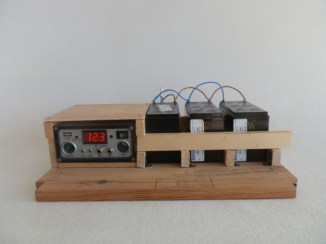 Der Solarladeregler und die Hälfte der Home-Office-Speicherbatterie.