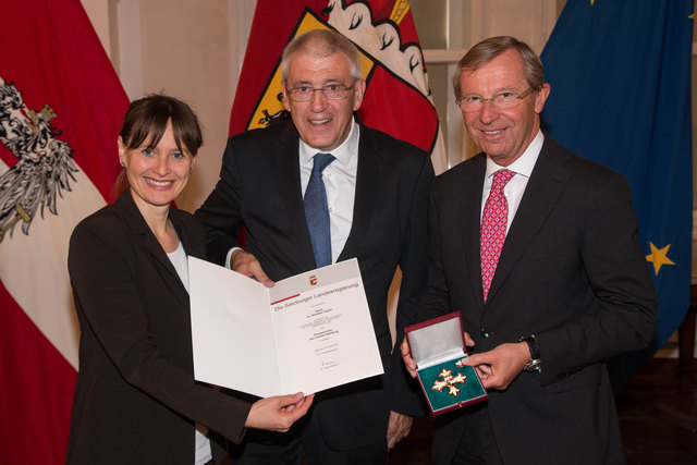 Das Ehrenzeichendes Landes wird verliehen an: Renatus CAPEK durch Landesrätin Martina Berthold und Landeshauptmann Wilfried Haslauer. | Foto: LMZ/Neumayr/MMV