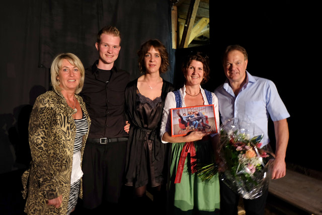 v. l.: Die SpielerInnen Gitti Glänzer, Sebastian Eder, Michaela Schaber, Karin Maier (Regie) und Ronni Höpperger glücklich nach der gelungenen Aufführung!